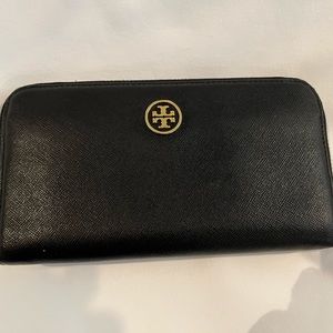 Tory Burch Robinson Wallet (authentic)